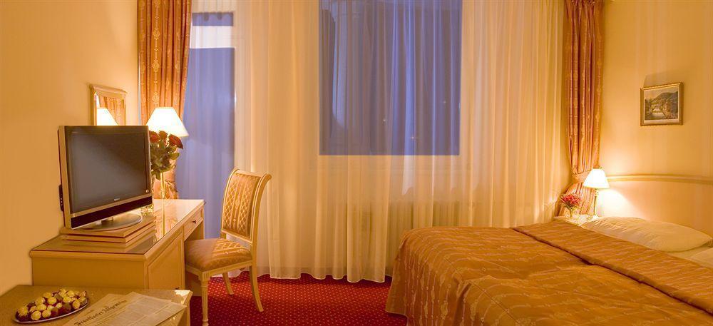Interhotel Central Κάρλοβι Βάρι Εξωτερικό φωτογραφία