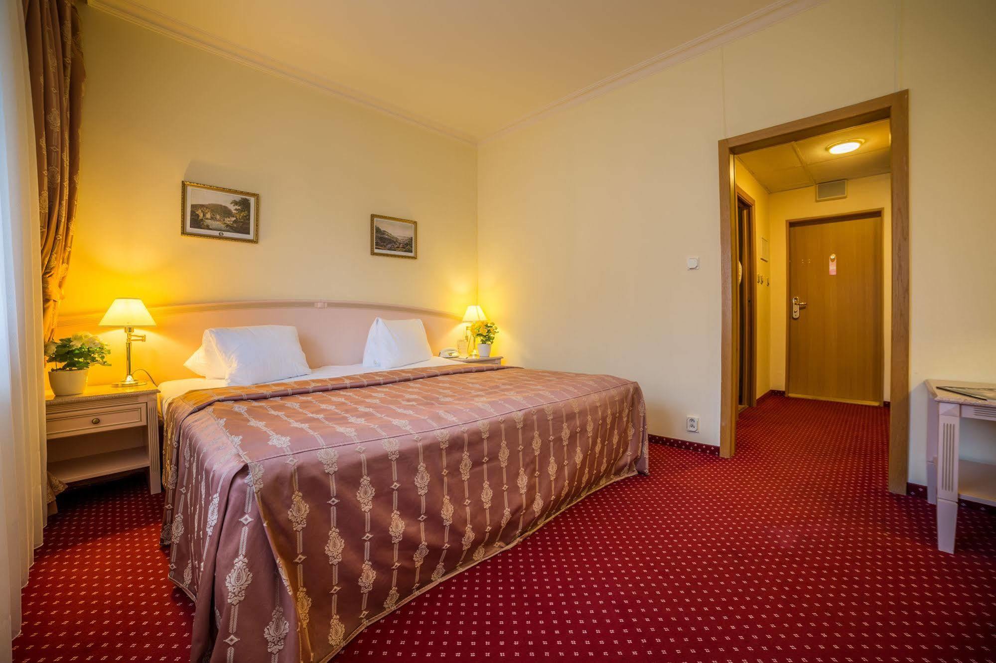 Interhotel Central Κάρλοβι Βάρι Εξωτερικό φωτογραφία